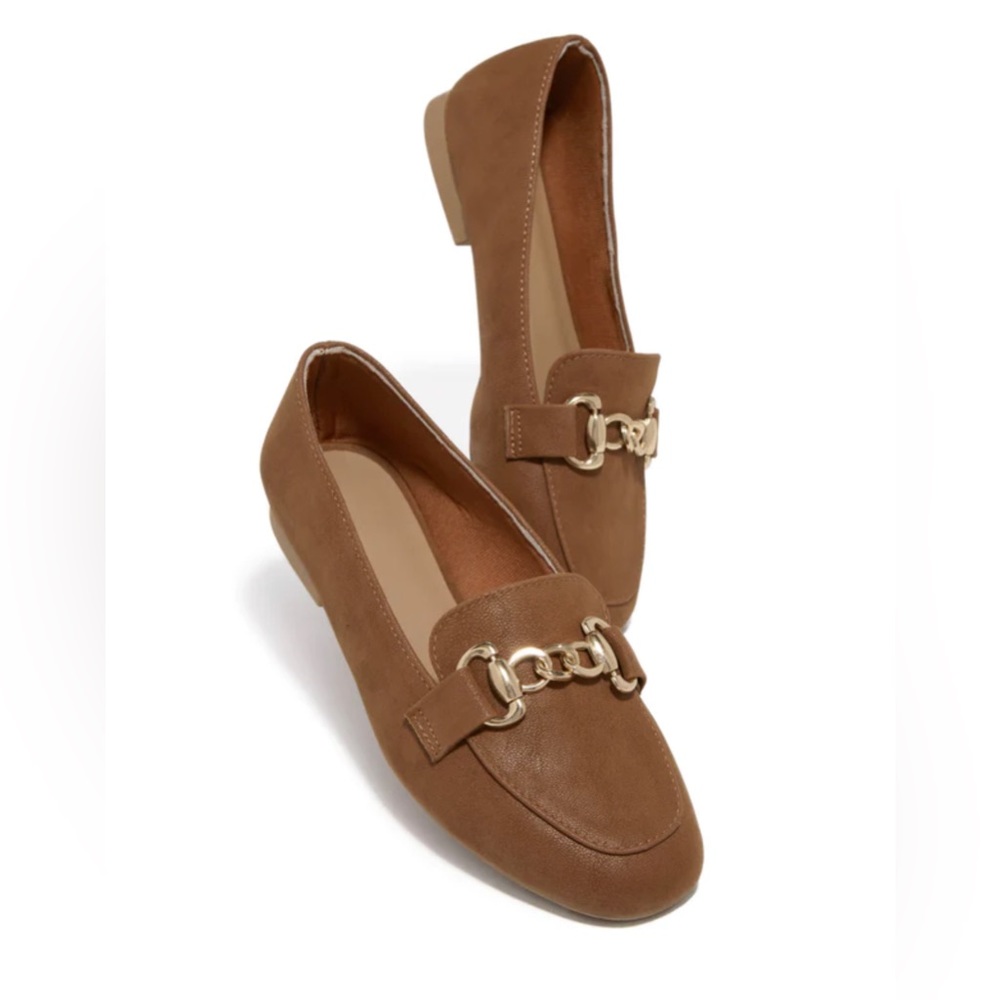 SLIP-ON ENTRY GOLD-TONE CHAIN LINK DETAILING
PADDED INSOLE TAUPE FLAT